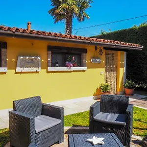 Apartment La Brigata Yellow House